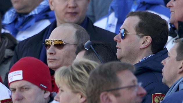 Ruský prezident Vladimir Putin (hnědé brýle) s premiérem země Dmitrijem Medveděvem sledovali zápolení na OH v Soči. Ruský prezident Vladimir Putin (hnědé brýle) s premiérem země Dmitrijem Medveděvem sledovali zápolení na OH v Soči.