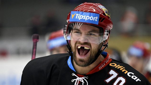Radek Smoleňák z Hradce se při utkání s Vítkovicemi blýskl dvěma góly. Radek Smoleňák z Hradce se při utkání s Vítkovicemi blýskl dvěma góly.
