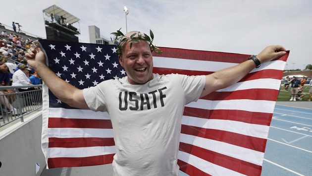 Americký koulař Adam Nelson se zlata dočkal. Americký koulař Adam Nelson se zlata dočkal.