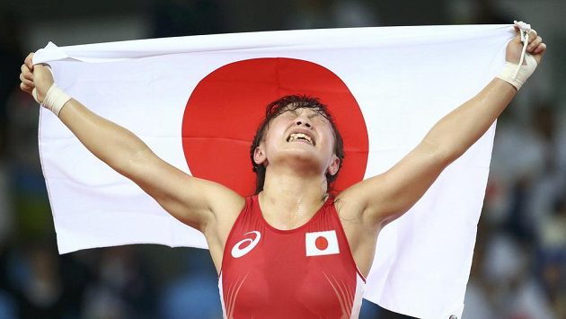 Japonská zápasnice Eri Tosakaová slaví olympijské zlato v kategorii do 48 kg. Japonská zápasnice Eri Tosakaová slaví olympijské zlato v kategorii do 48 kg.