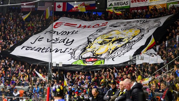 Fanoušci Hradce Králové a jejich choreo během čtvrtfinále play off hokejové extraligy s HC Verva Litvínov - Ilustrační foto. Fanoušci Hradce Králové a jejich choreo během čtvrtfinále play off hokejové extraligy s HC Verva Litvínov - Ilustrační foto.
