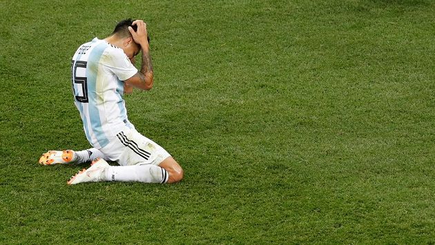 Argentinec Enzo Perez se drží za hlavu v duelu s Chorvatskem. Argentinec Enzo Perez se drží za hlavu v duelu s Chorvatskem.