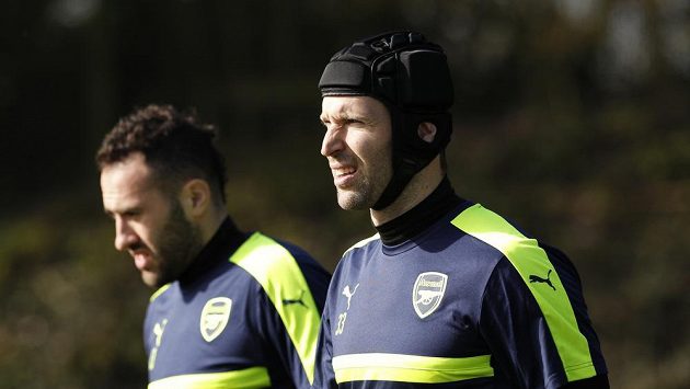 Petr Čech (vpravo) a jeho konkurent z Arsenalu David Ospina. Petr Čech (vpravo) a jeho konkurent z Arsenalu David Ospina.