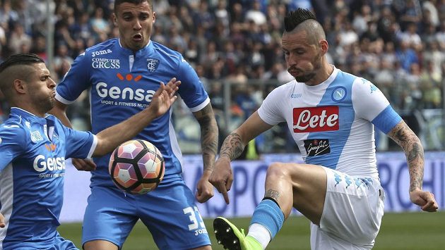Neapolský Marek Hamšík v souboji s hráči Empoli. Neapolský Marek Hamšík v souboji s hráči Empoli.