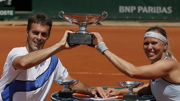Čeští tenisté Lucie Hradecká a František Čermák (vlevo) s pohárem pro vítěze smíšené čtyřhry na French Open Čeští tenisté Lucie Hradecká a František Čermák (vlevo) s pohárem pro vítěze smíšené čtyřhry na French Open