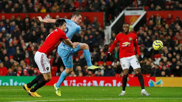 Fotbalista Burnley Chris Wood střílí gól na Old Trafford. Fotbalista Burnley Chris Wood střílí gól na Old Trafford.