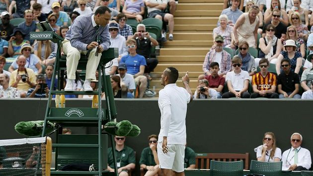 Australan Nick Kyrgios v debatě s rozhodčím ve Wimbledonu. Australan Nick Kyrgios v debatě s rozhodčím ve Wimbledonu.