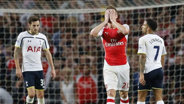 Calum Chambers z Arsenalu (uprostřed) lituje neproměněné šance v zápase s Tottenhamem. Calum Chambers z Arsenalu (uprostřed) lituje neproměněné šance v zápase s Tottenhamem.