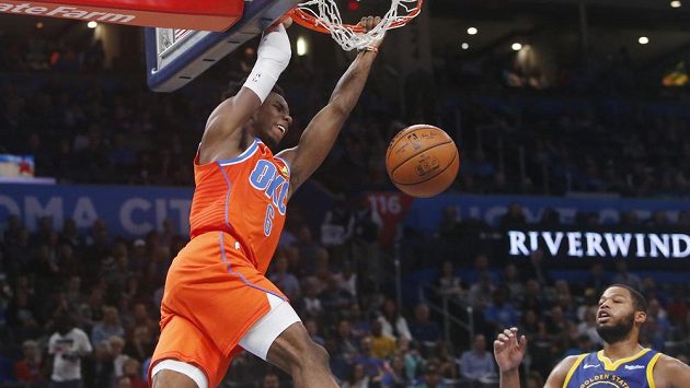 Hráč Oklahomy Hamidou Diallo dává koš proti Golden State. Hráč Oklahomy Hamidou Diallo dává koš proti Golden State.