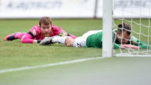 Jablonecký zmar v zápase s Příbramí. Brankář Vlastimil Hrubý (vlevo) a Vít Beneš z Jablonce leží bezvládně na trávníku po čtvrtém inkasovaném gólu. Jablonecký zmar v zápase s Příbramí. Brankář Vlastimil Hrubý (vlevo) a Vít Beneš z Jablonce leží bezvládně na trávníku po čtvrtém inkasovaném gólu.