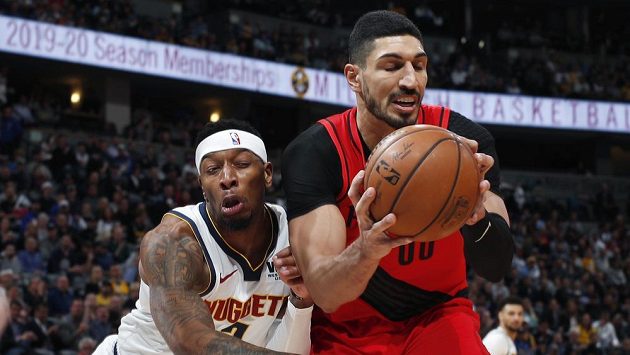 Basketbalista Portlandu Trail Blazers Enes Kanter (vpředu). Basketbalista Portlandu Trail Blazers Enes Kanter (vpředu).