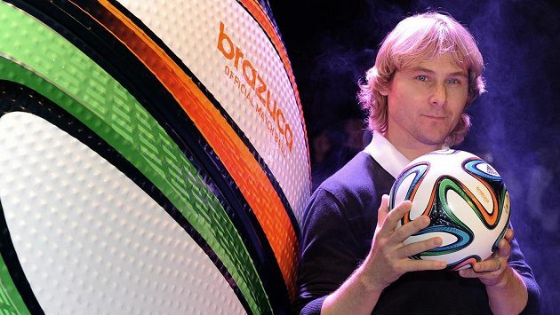 Internacionál Pavel Nedvěd s oficiálním míčem pro MS 2014 ve fotbale Adidas Brazuca. Internacionál Pavel Nedvěd s oficiálním míčem pro MS 2014 ve fotbale Adidas Brazuca.