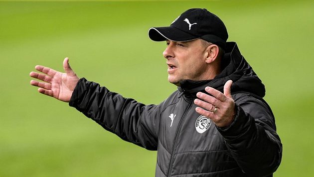 Trenér Slovácka Martin Svědík během zápasu s Pardubicemi. Trenér Slovácka Martin Svědík během zápasu s Pardubicemi.