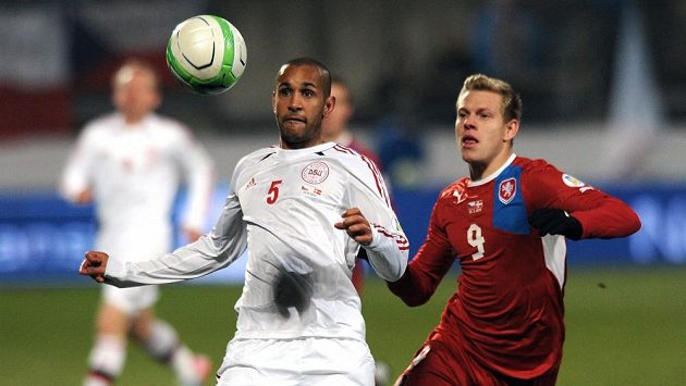 Simon Poulsen (vlevo) z Dánska a český útočník Matěj Vydra během utkání kvalifikace MS 2014. Simon Poulsen (vlevo) z Dánska a český útočník Matěj Vydra během utkání kvalifikace MS 2014.