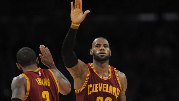 LeBron James (23) a Kyrie Irving (2) z Clevelandu. LeBron James (23) a Kyrie Irving (2) z Clevelandu.