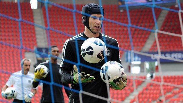 Brankář Chelsea Petr Čech během tréninku. Brankář Chelsea Petr Čech během tréninku.