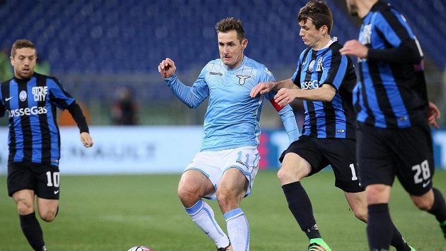 Útočník Lazia Řím Miroslav Klose (třetí zprava) v zápase s Bergamem. Útočník Lazia Řím Miroslav Klose (třetí zprava) v zápase s Bergamem.