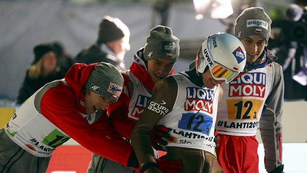 Polští skoané Piotr Zyla, Dawid Kubacki, Maciej Kot a Kamil Stoch slaví na MS trium v soutěži družstev. Polští skoané Piotr Zyla, Dawid Kubacki, Maciej Kot a Kamil Stoch slaví na MS trium v soutěži družstev.