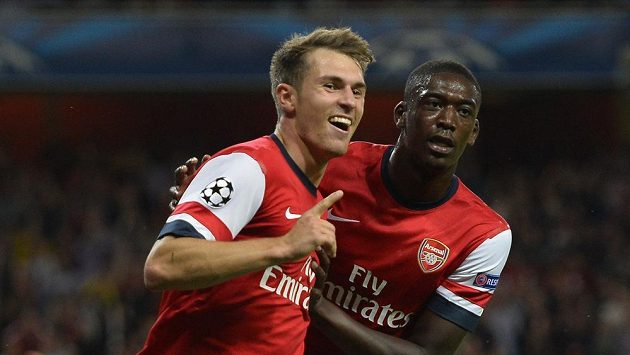 Aaron Ramsey (vlevo) se raduje se svým spoluhráčem z Arsenalu Yayaou Sanogem z gólu do sítě Fenerbahce. Aaron Ramsey (vlevo) se raduje se svým spoluhráčem z Arsenalu Yayaou Sanogem z gólu do sítě Fenerbahce.