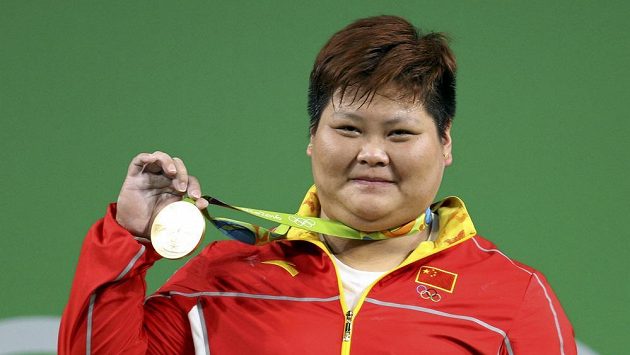 Čínská vzpěračka Meng Su-pching se zlatou medailí pro kategorii nad 75 kg. Čínská vzpěračka Meng Su-pching se zlatou medailí pro kategorii nad 75 kg.