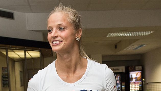 Plavkyně Simona Baumrtová během odletu první části olympijské výpravy na LOH do Ria. Plavkyně Simona Baumrtová během odletu první části olympijské výpravy na LOH do Ria.