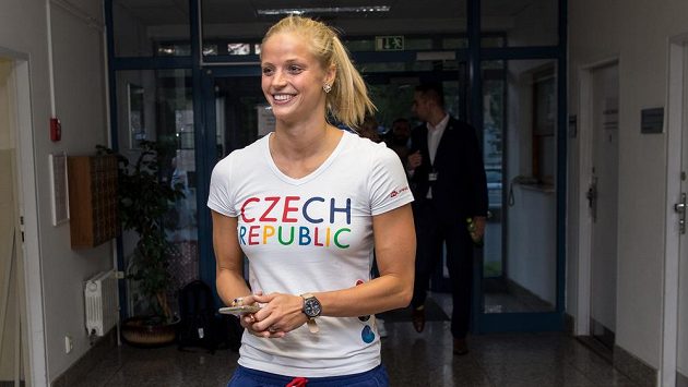 Plavkyně Simona Baumrtová během odletu první části olympijské výpravy na LOH do Ria. Plavkyně Simona Baumrtová během odletu první části olympijské výpravy na LOH do Ria.