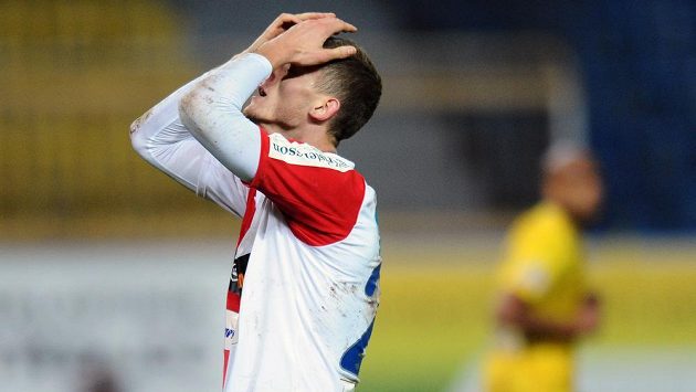 Tomáš Necid se chytá za hlavu, Takové starosti se záchranou si ve Slavii nepřipouštěl Tomáš Necid se chytá za hlavu, Takové starosti se záchranou si ve Slavii nepřipouštěl