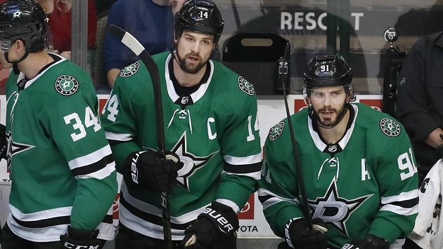 Hokejisté Dallasu Jamie Benn (14) a Tyler Seguin (91) si za rok zahrají pod širým nebem. Hokejisté Dallasu Jamie Benn (14) a Tyler Seguin (91) si za rok zahrají pod širým nebem.