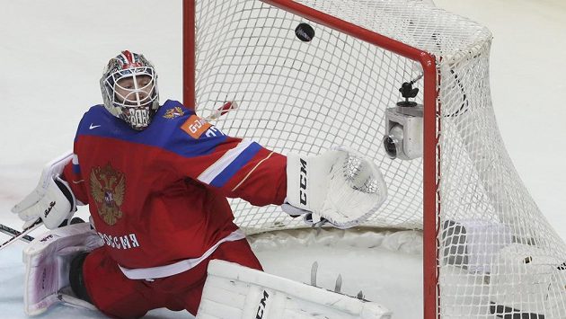 Ruský gólman Sergej Bobrovskij inkasuje gól z hole Fina Jussiho Jokinena. Ruský gólman Sergej Bobrovskij inkasuje gól z hole Fina Jussiho Jokinena.