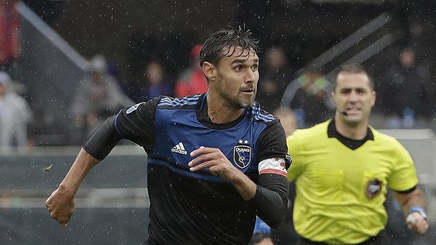 Američan Chris Wondolowski ze San Jose během zápasu fotbalové MLS proti Chicagu. Američan Chris Wondolowski ze San Jose během zápasu fotbalové MLS proti Chicagu.