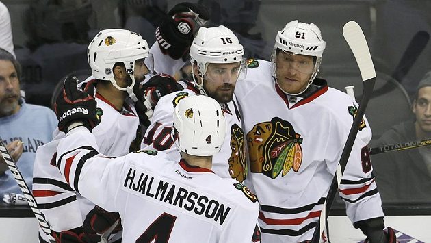 Útočník Chicaga Marián Hossa (uprostřed) se raduje se spoluhráči z gólu do sítě Los Angeles. Útočník Chicaga Marián Hossa (uprostřed) se raduje se spoluhráči z gólu do sítě Los Angeles.