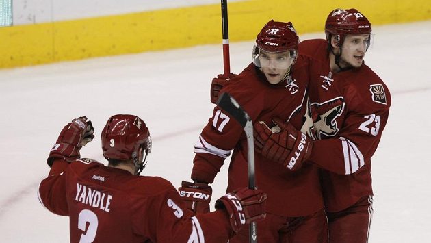 Radim Vrbata (uprostřed) oslavuje se spoluhráči z Phoenixu svůj přesný zásah do sítě San Jose. Radim Vrbata (uprostřed) oslavuje se spoluhráči z Phoenixu svůj přesný zásah do sítě San Jose.