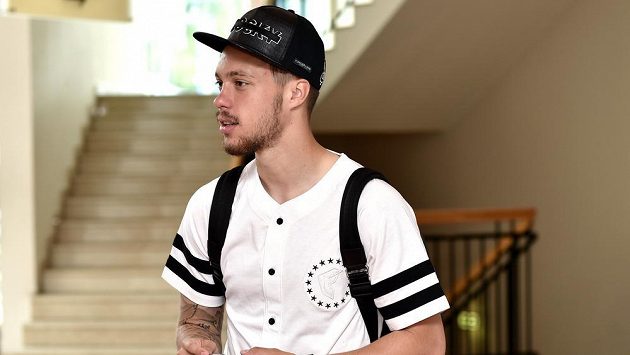 Václav Kadlec příchází na sraz české fotbalové reprezentace před utkáním kvalifikace ME 2016 s Islandem. Václav Kadlec příchází na sraz české fotbalové reprezentace před utkáním kvalifikace ME 2016 s Islandem.