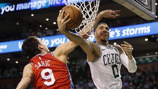 Nováček Jayson Tatum (0) z Bostonu se snaží prosadit přes Daria Sariče (9) z Philadelphie. Nováček Jayson Tatum (0) z Bostonu se snaží prosadit přes Daria Sariče (9) z Philadelphie.