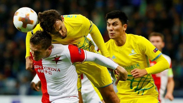 Útočník Slavie Tomáš Necid v akci během utkání Evropské ligy s Astanou. Svádí souboj s domácím Logviněnkem. Útočník Slavie Tomáš Necid v akci během utkání Evropské ligy s Astanou. Svádí souboj s domácím Logviněnkem.