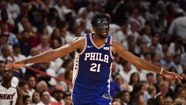 Joel Embiid se s maskou úspěšně vrátil do sestavy Philadelphie. Joel Embiid se s maskou úspěšně vrátil do sestavy Philadelphie.