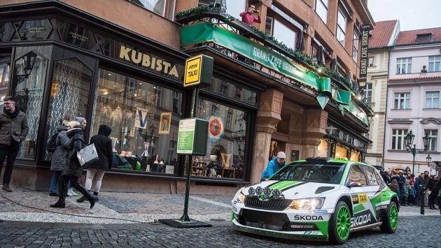 Jan Kopecký se Škodou Fabia R5 v Praze krátce před svátečními dny, kdy se evropský šampión proměnil v taxikáře. Jan Kopecký se Škodou Fabia R5 v Praze krátce před svátečními dny, kdy se evropský šampión proměnil v taxikáře.