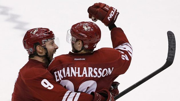 Hokejisté Arizony Coyotes Oliver Ekman-Larsson (vpravo) a Sam Gagner slaví vítězství nad Edmontonem. Hokejisté Arizony Coyotes Oliver Ekman-Larsson (vpravo) a Sam Gagner slaví vítězství nad Edmontonem.