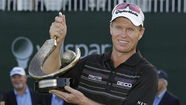 Australan John Senden s trofejí pro vítěze Valspar Championship v Innisbrooku. Australan John Senden s trofejí pro vítěze Valspar Championship v Innisbrooku.