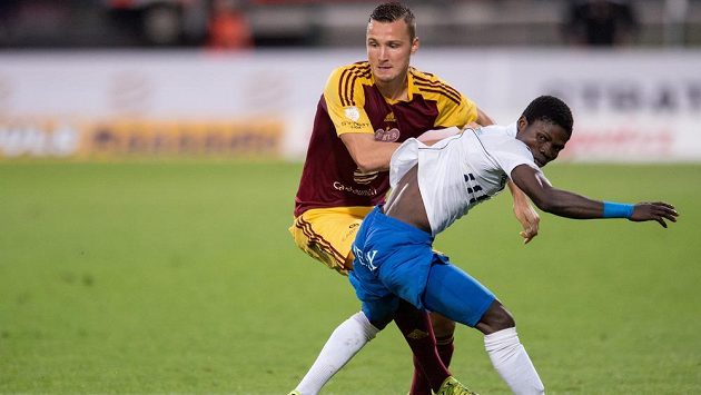 Obránce Michal Jeřábek (vlevo) ještě v dresu Dukly. Obránce Michal Jeřábek (vlevo) ještě v dresu Dukly.
