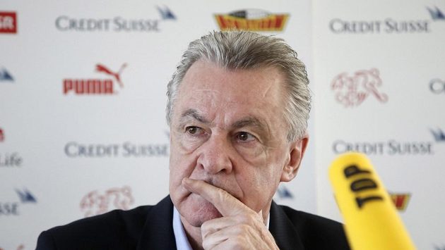 Trenér švýcarských fotbalistů Ottmar Hitzfeld. Trenér švýcarských fotbalistů Ottmar Hitzfeld.