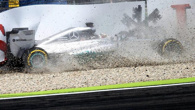 Havárie Lewise Hamiltona v kvalifikaci na GP Německa. Havárie Lewise Hamiltona v kvalifikaci na GP Německa.