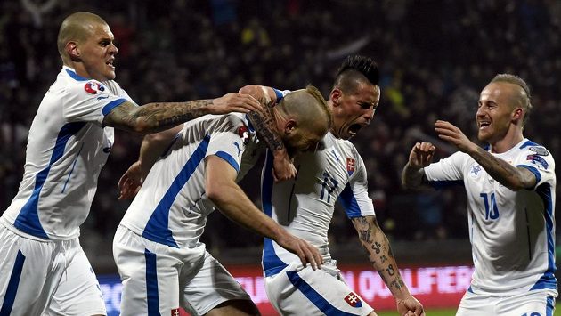 Slovenští fotbalisté (zleva) Martin Škrťel, Adam Němec, Marek Hamšík a Miroslav Stoch se radují z branky. Slovenští fotbalisté (zleva) Martin Škrťel, Adam Němec, Marek Hamšík a Miroslav Stoch se radují z branky.