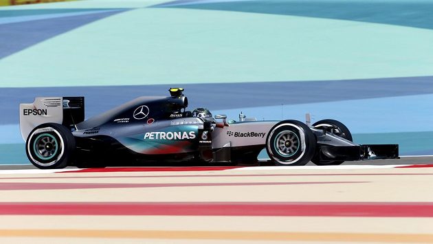 Nico Rosberg z Mercedesu během tréninku na VC Bahrajnu vozů formule 1. Nico Rosberg z Mercedesu během tréninku na VC Bahrajnu vozů formule 1.