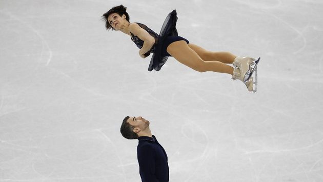 Kanadská krasobruslařka Meagan Duhamelová vysoko ve vzduchu nad svým partnerem Erikem Radfordem při olympijské soutěži družstev. Kanadská krasobruslařka Meagan Duhamelová vysoko ve vzduchu nad svým partnerem Erikem Radfordem při olympijské soutěži družstev.
