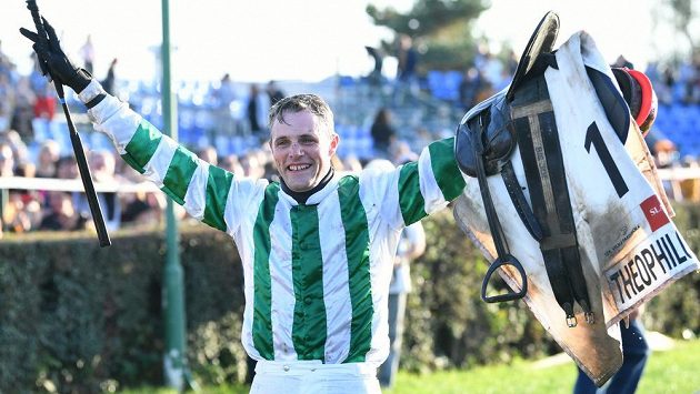 Vítěz! Josef Bartoš se raduje z triumfu na Velké pardubické. Vítěz! Josef Bartoš se raduje z triumfu na Velké pardubické.
