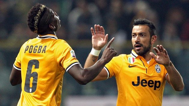 Paul Pogba z Juventusu přijímá gratulace ke gólu do sítě Parmy od spoluhráče Fabia Quagliarelly. Paul Pogba z Juventusu přijímá gratulace ke gólu do sítě Parmy od spoluhráče Fabia Quagliarelly.