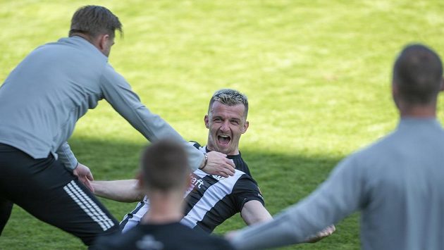 Trenér Českých Budějovic David Horejš a Benjamin Čolič se radují z branky do sítě Pardubic. Trenér Českých Budějovic David Horejš a Benjamin Čolič se radují z branky do sítě Pardubic.