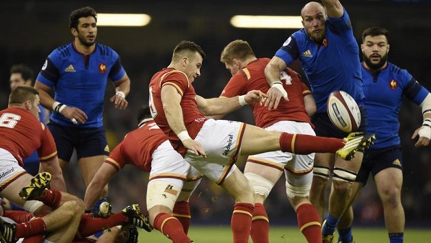 Gareth Davies z Walesu kope proti francouzské hradbě. Gareth Davies z Walesu kope proti francouzské hradbě.