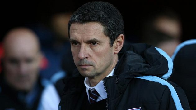 Trenér Remi Garde v Aston Ville skončil. Trenér Remi Garde v Aston Ville skončil.